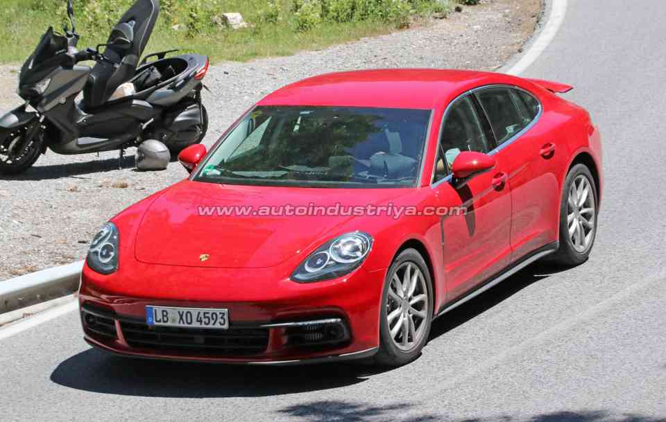 Spy shot of the 2017 Porsche Panamera