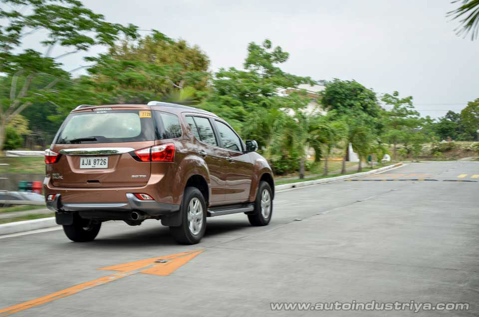 2016 Isuzu Mu-X rear