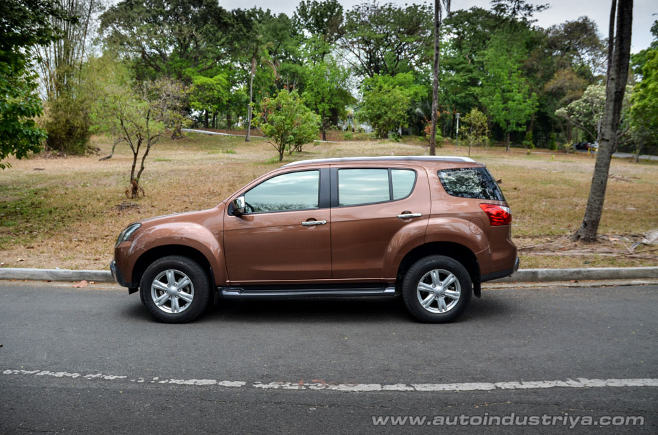 2016 Isuzu Mu-X side