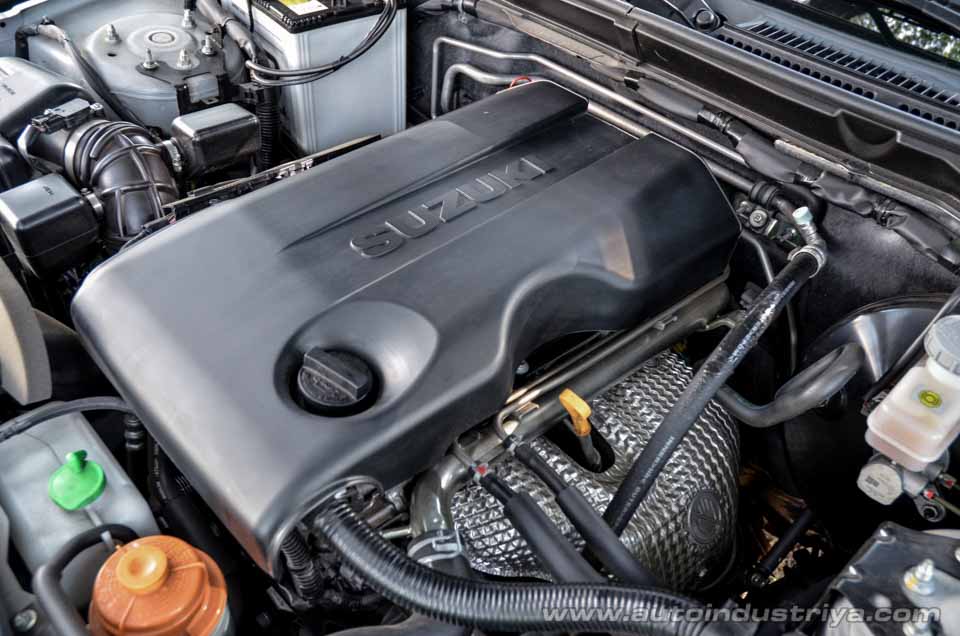 The 2.4-liter JB24 engine in the 2015 Suzuki Grand Vitara SE