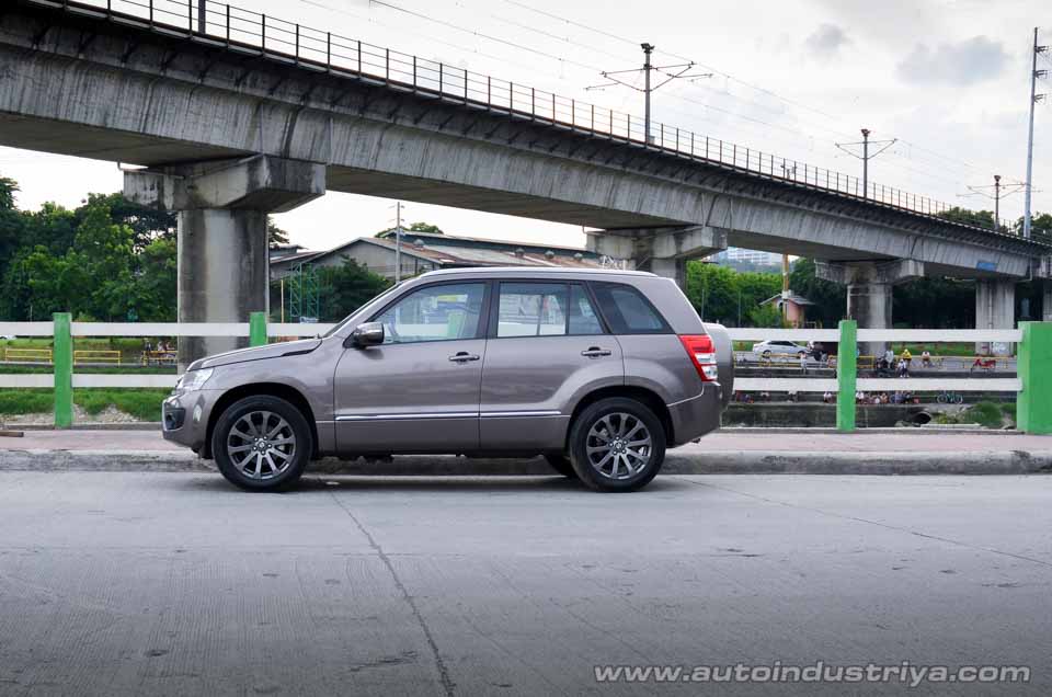 Side profile of the 2015 Suzuki Grand Vitara SE