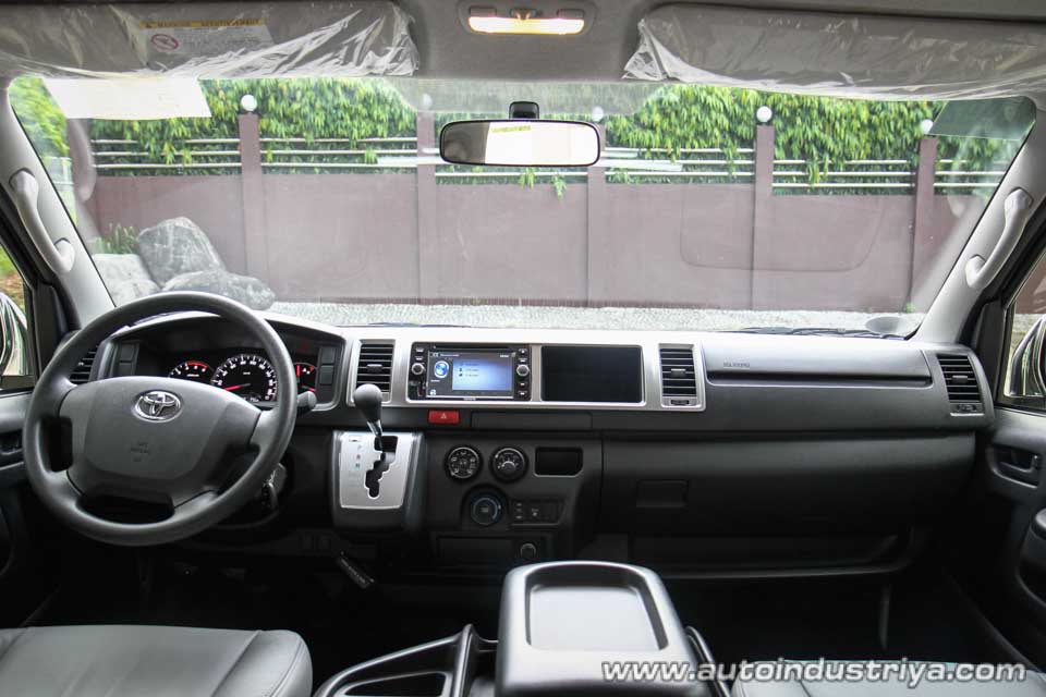 Toyota Hiace Super Grandia dash