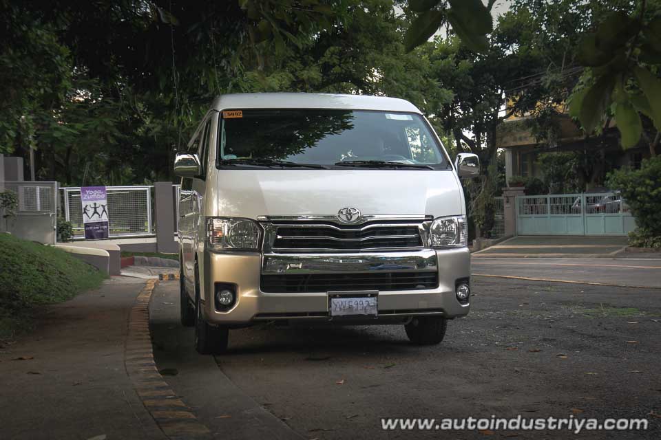 Toyota Hiace Super Grandia captain's chairs