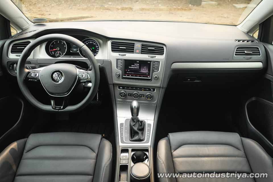2016 Volkswagen Golf TSI dash