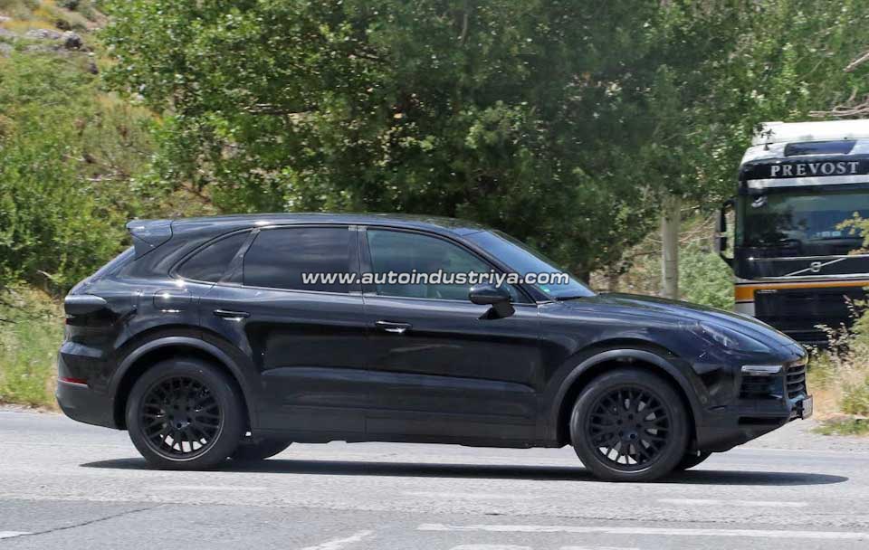 2018 Porsche Cayenne test mule side