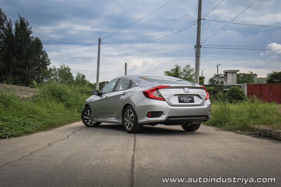 The 2016 Honda Civic 1.8 E rear quarter