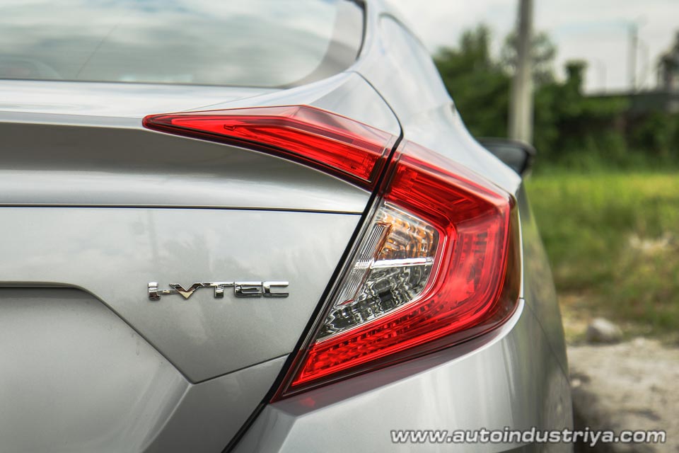 The C-shaped taillights of the 2016 Honda Civic 1.8 E