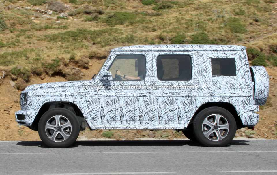 Side profile of the spied Mercedes-Benz G-Class