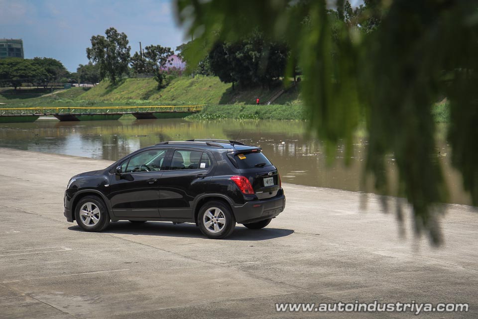Rear and side profile of the Chevrolet Trax LS