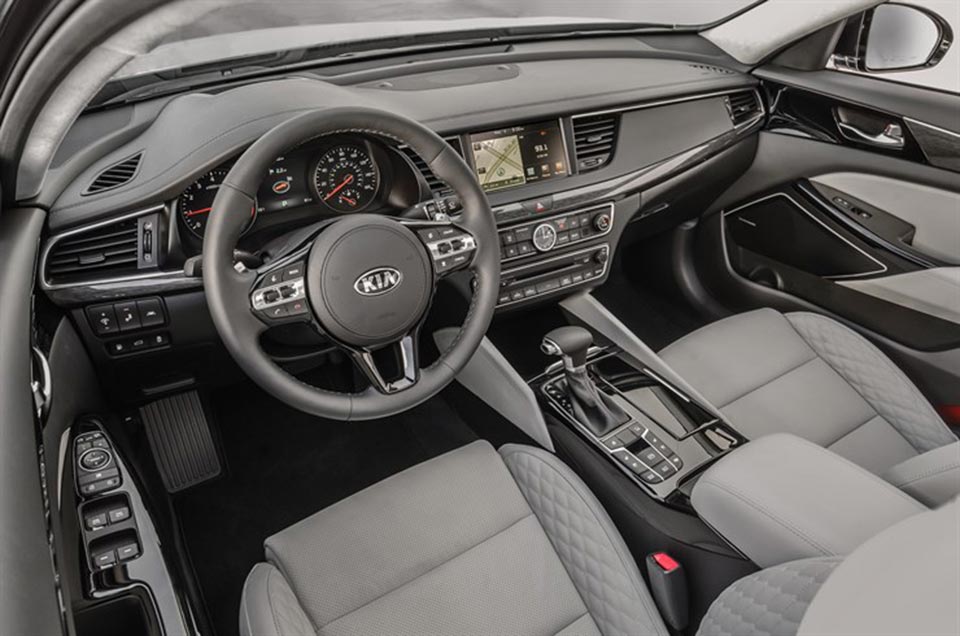 The dashboard of the 2017 Kia Cadenza