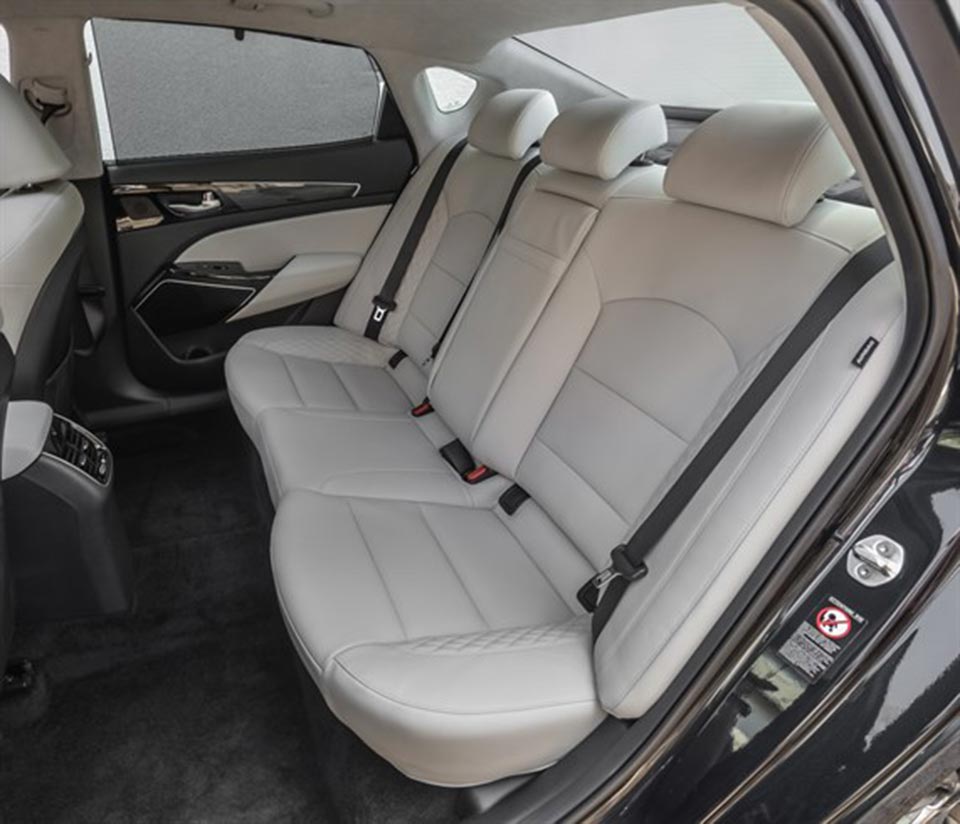 The leather seats of the 2017 Kia Cadenza
