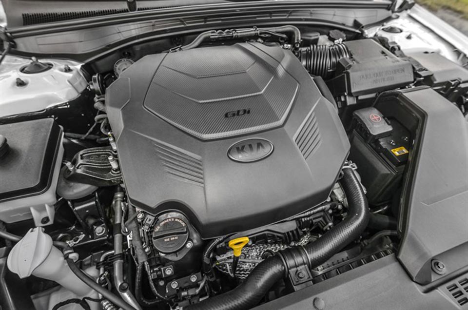 The 3.3-liter V6 engine churning out 294 PS and 343 Nm of torque