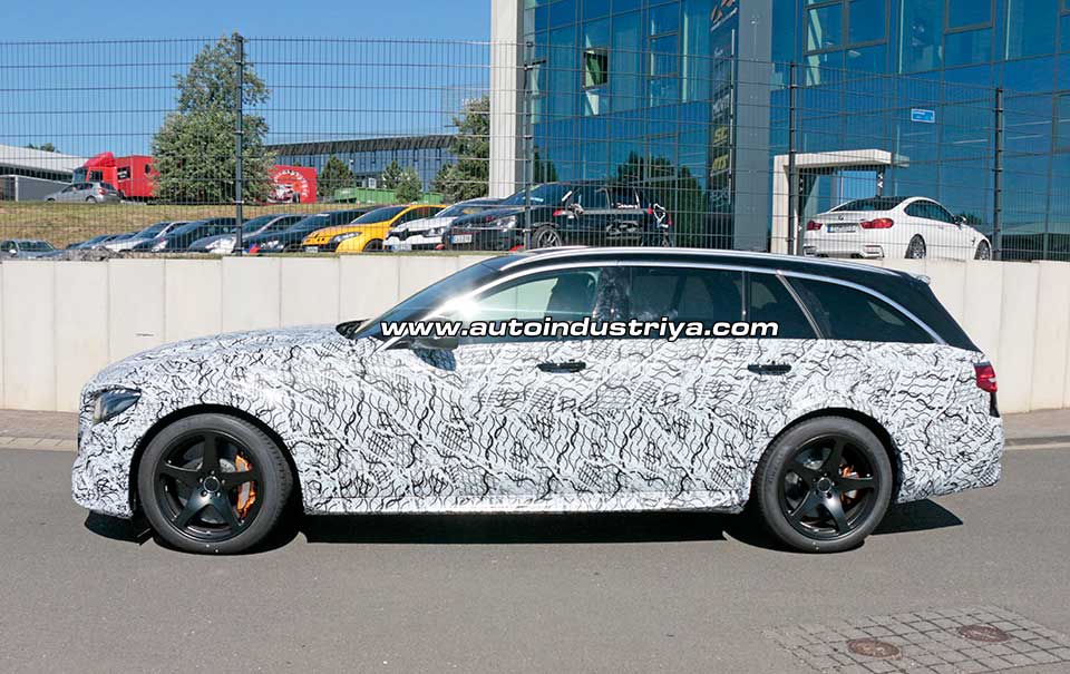 Mercedes-AMG E63 Black side