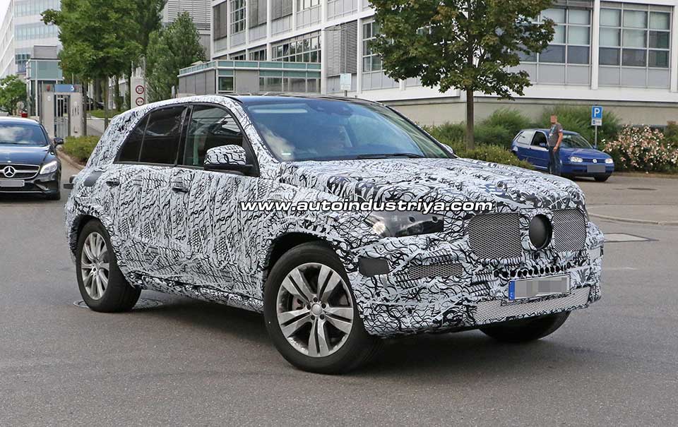 20177 Mercedes-Benz GLE front quarter