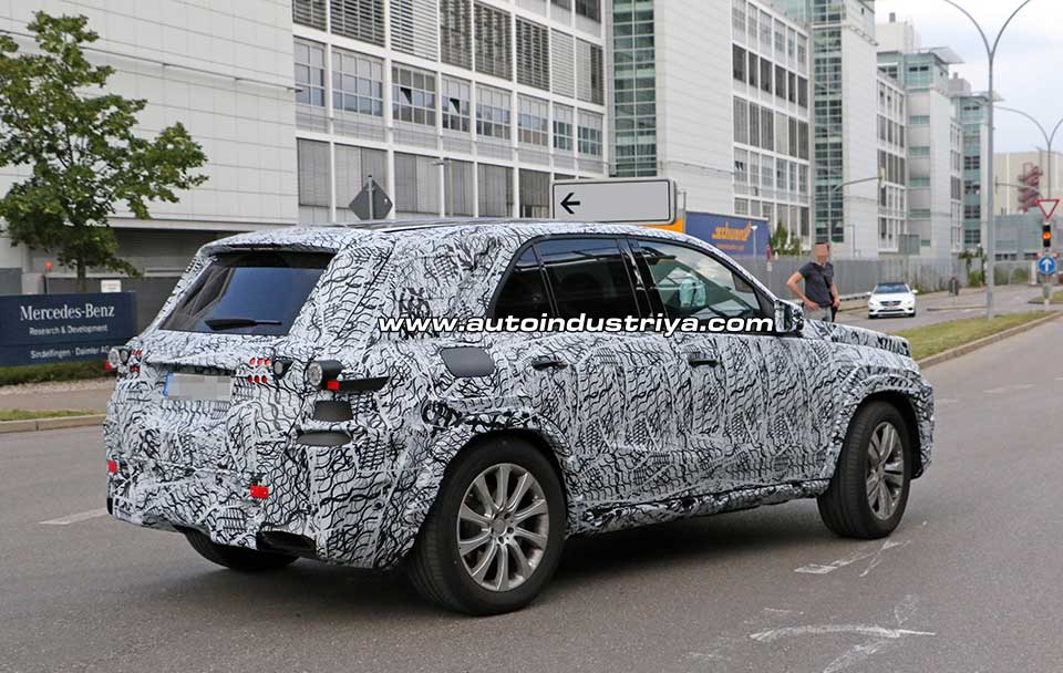 20177 Mercedes-Benz GLE rear quarter