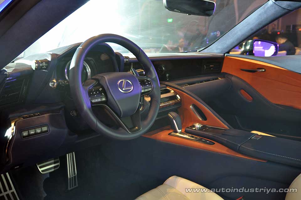 Lexus LF500h dashboard