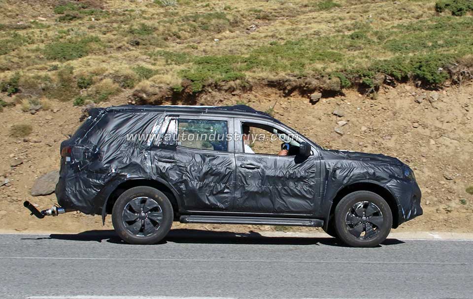 2017 Nissan Navara SUV side