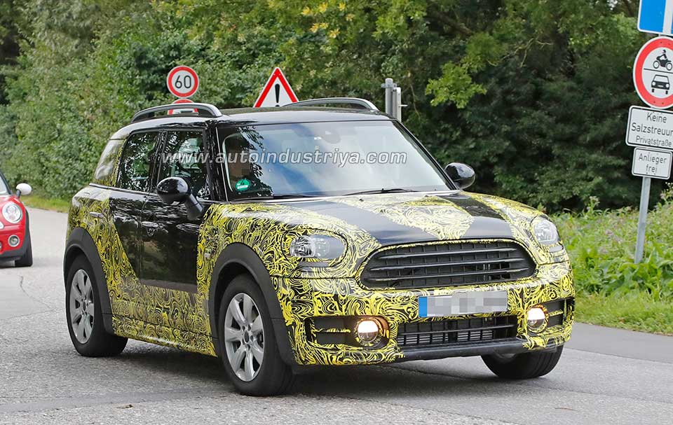 2017 Mini Countryman front quarter 1