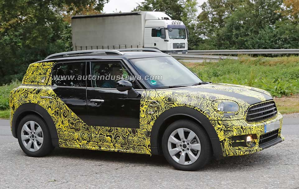 2017 Mini Countryman front quarter 2