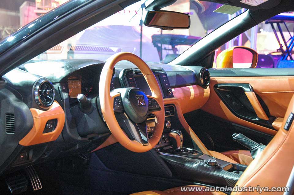 2017 Nissan GT-R cockpit