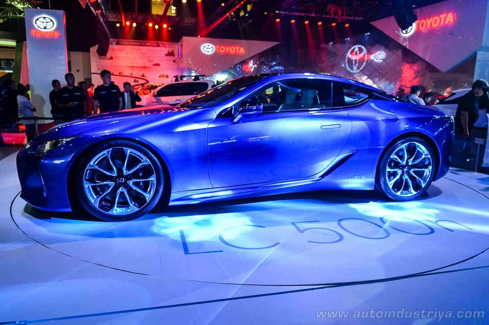 Lexus LC500h side