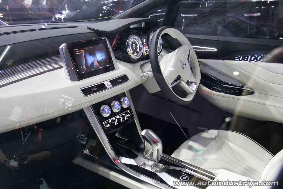 Mitsubishi XM Crossover interior