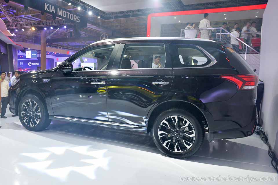 Mitsubishi Outlander PHEV side