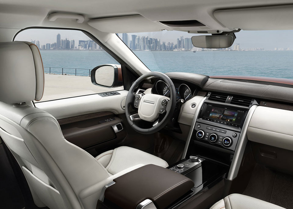 2017 Land Rover Discovery makes global debut