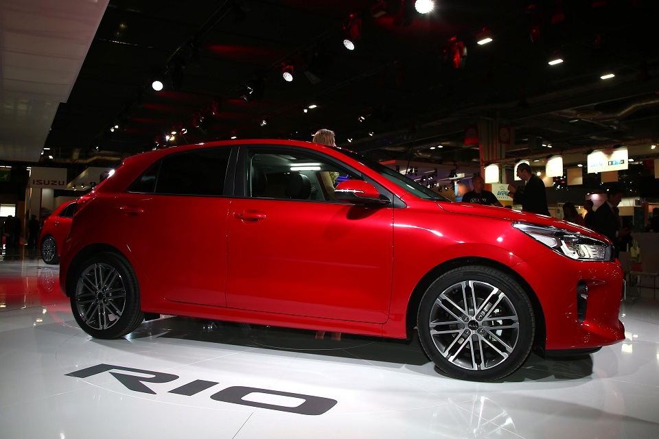 Side profile of the 2017 Kia Rio