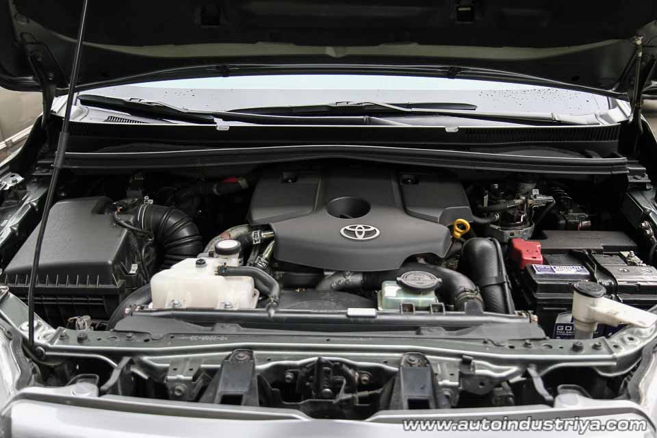 2016 Toyota Innova rear quarter