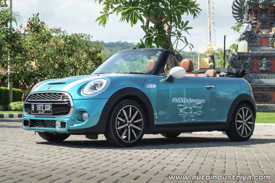 Mini Cabrio pulls its top down