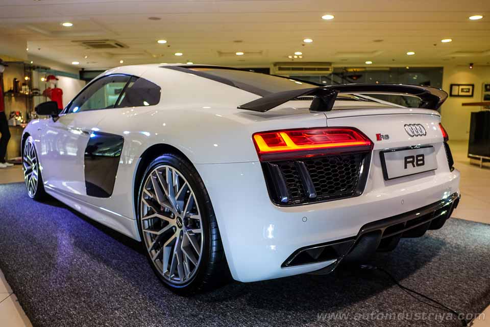 Audi R8 V10 Plus shows its rear wing