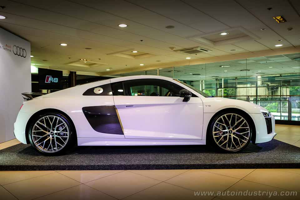 2017 Audi R8 V10 Plus side