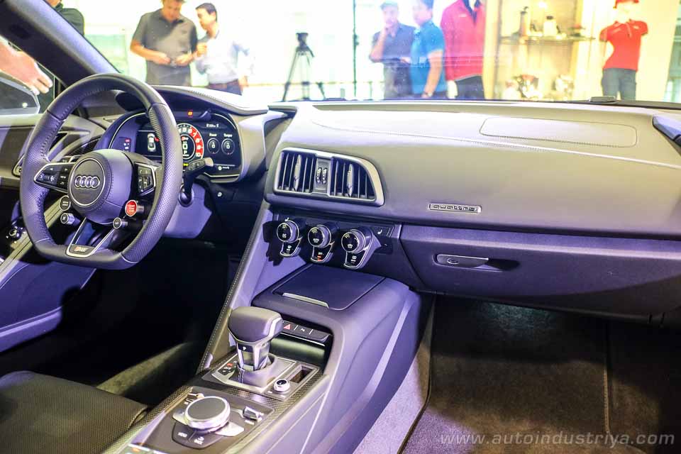 Audi R8 V10 Plus interior