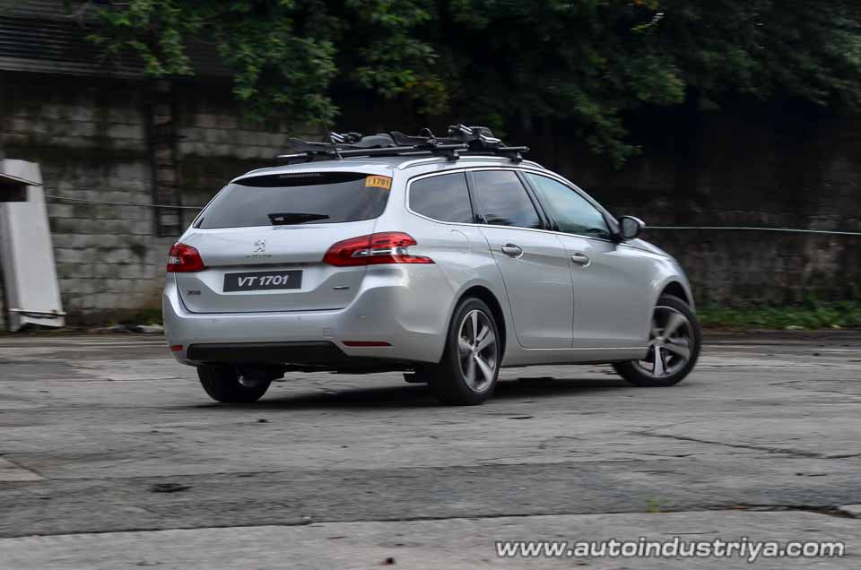 Peugeot 308 SW cornering