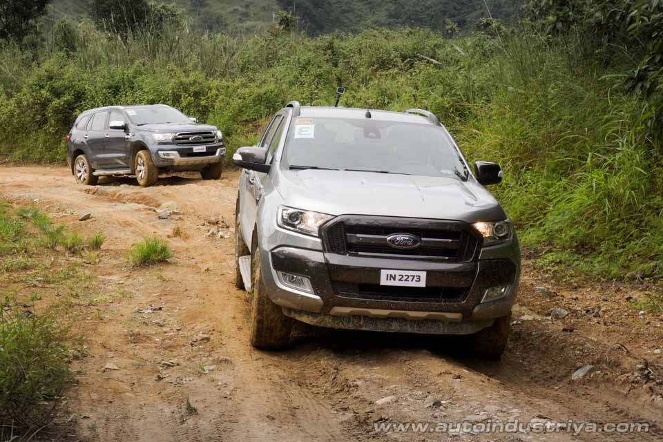 Maintaining a fair distance between two 4x4s