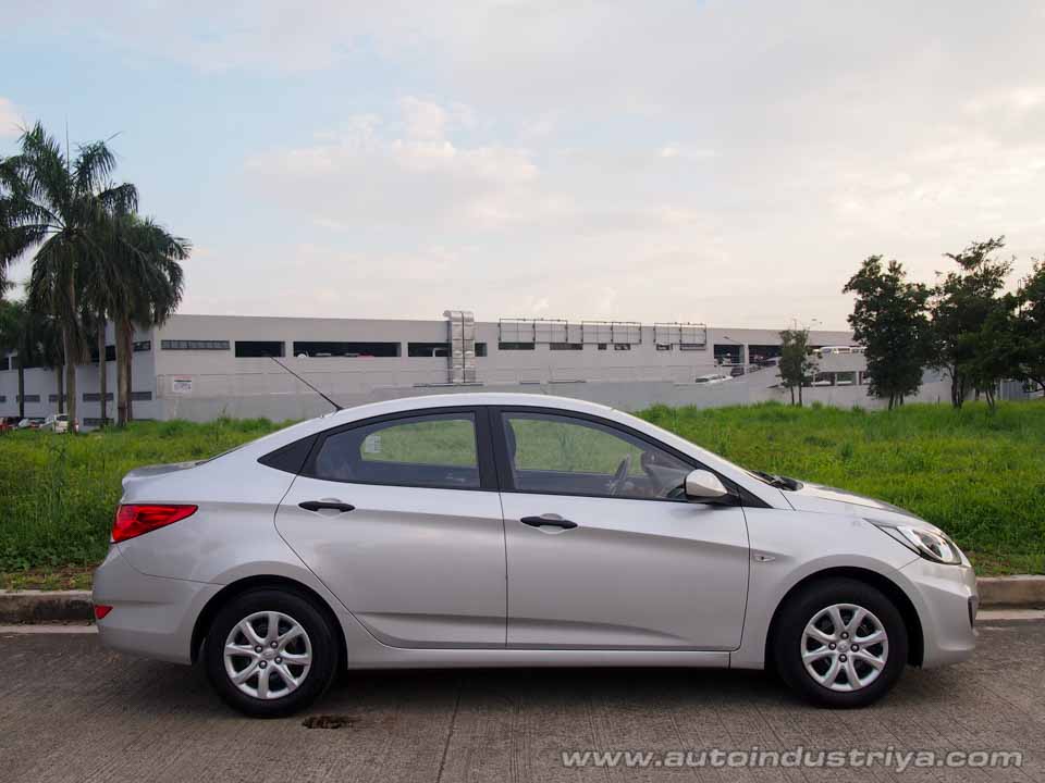 Side profile of the Hyundai Accent 1.6 GL DSL
