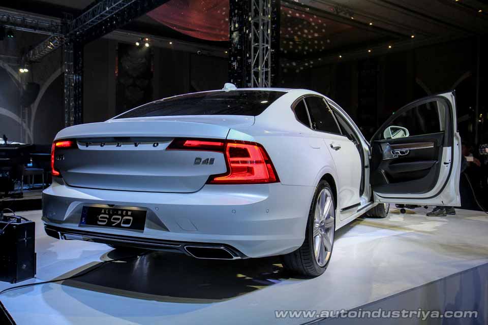 Rear quarter of the 2017 Volvo S90