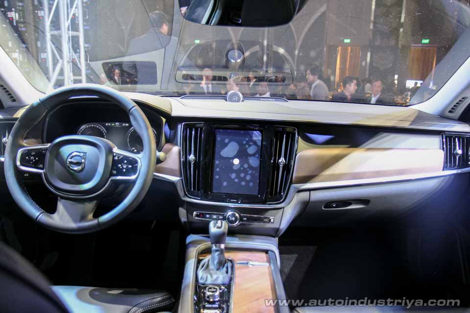 Inside the 2017 Volvo S90