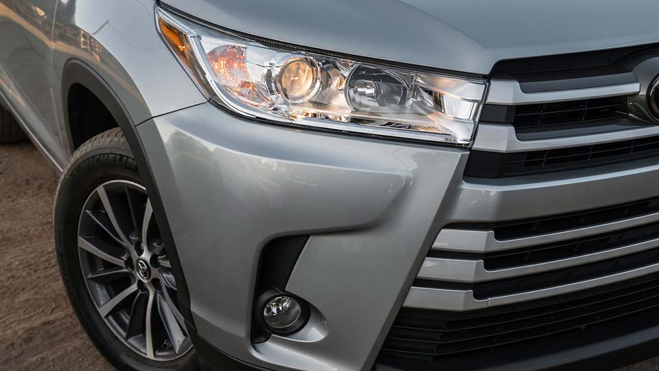 Up close look of the Toyota Highlander's headlights