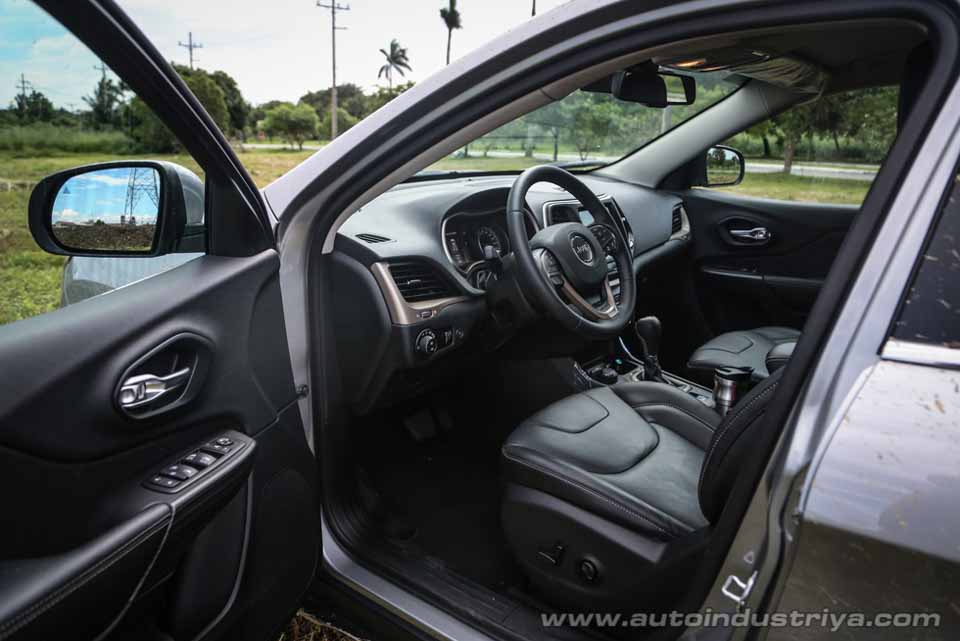 The interior of the 2016 Jeep Cherokee Limited 4x4