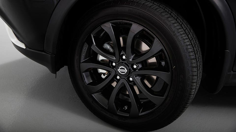 The black alloy wheels on the Nissan Juke Black Pearl Edition