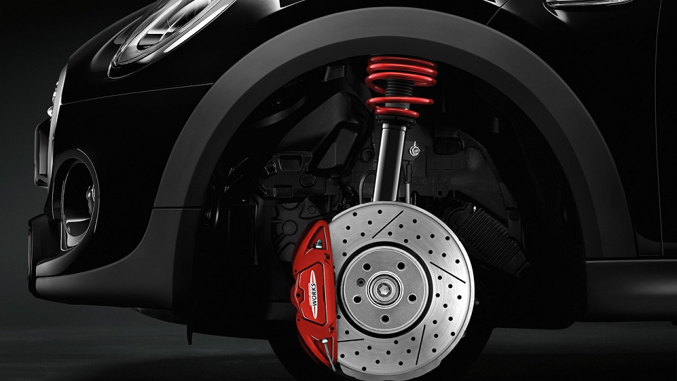 The four-piston brake calipers in Chili Red from JCW