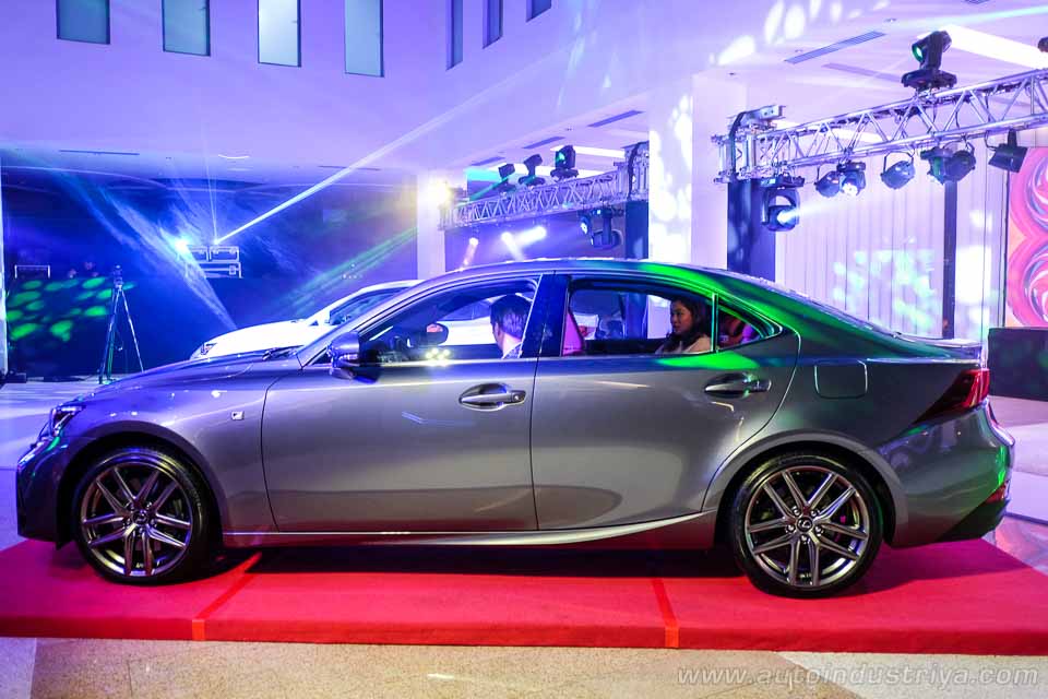 Side profile of the 2017 Lexus IS 350 F-Sport