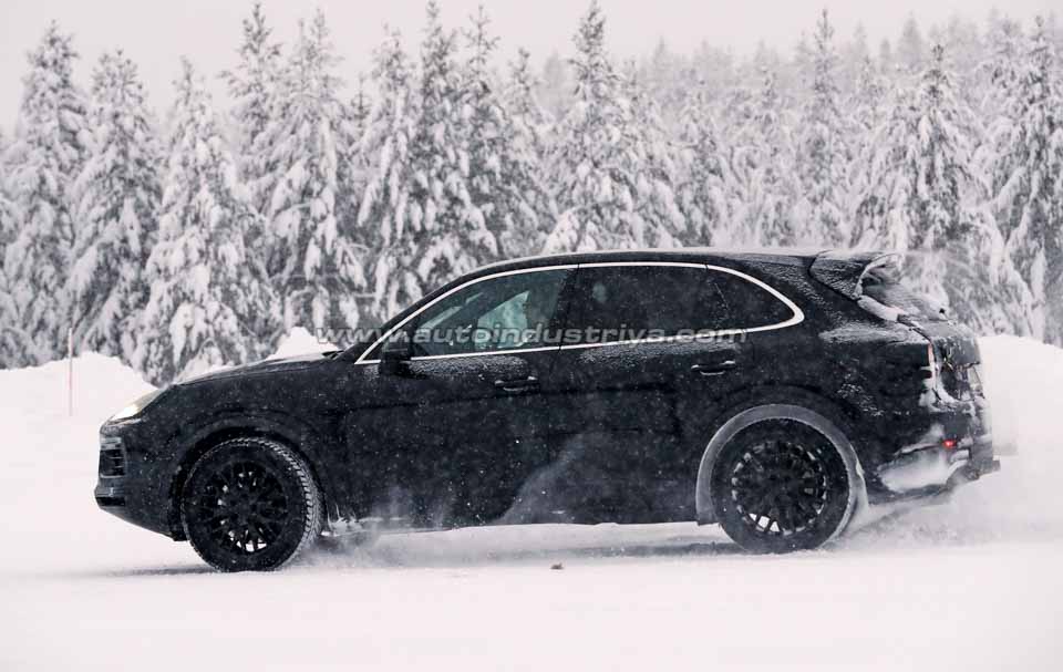 Side profile of the camouflaged new Porsche Cayenne