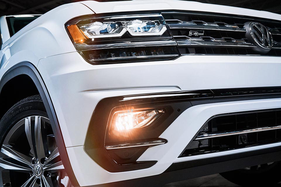 The decked-out front fascia of the 2018 VW Atlas R-Line