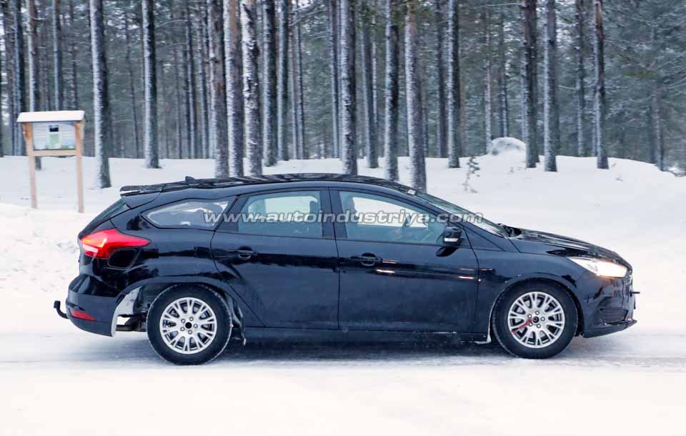 Side profile of the 2018 Ford Focus Wagon test mule