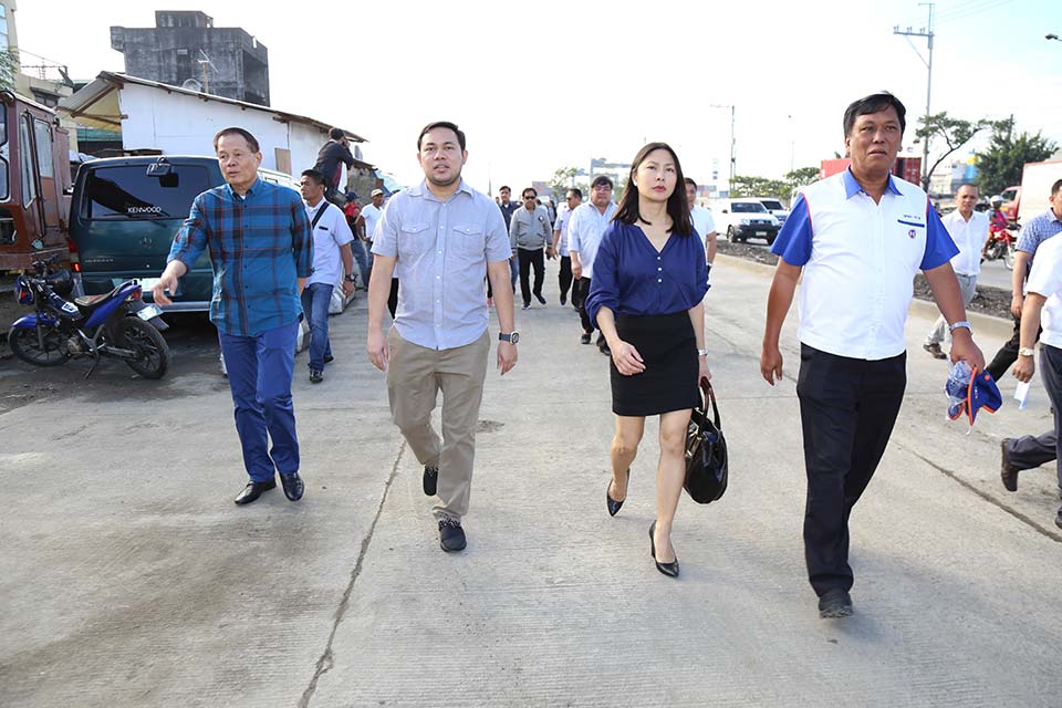 Sec. Mark Villar checking the two new lanes along R-10