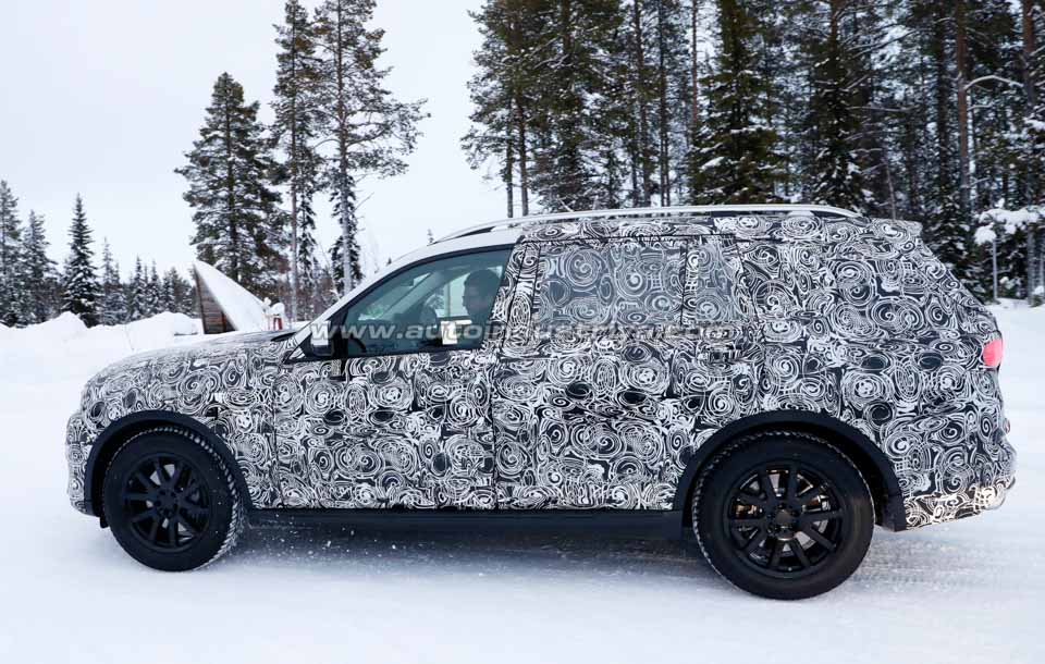 Side profile of the upcoming BMW X7 in prototype form