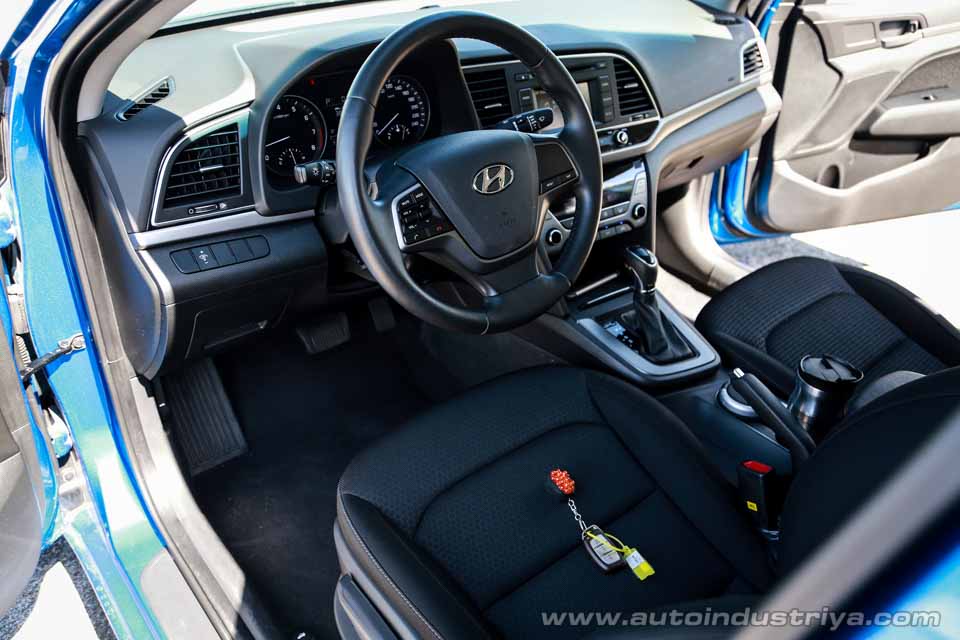 Inside the 2016 Hyundai Elantra GLS